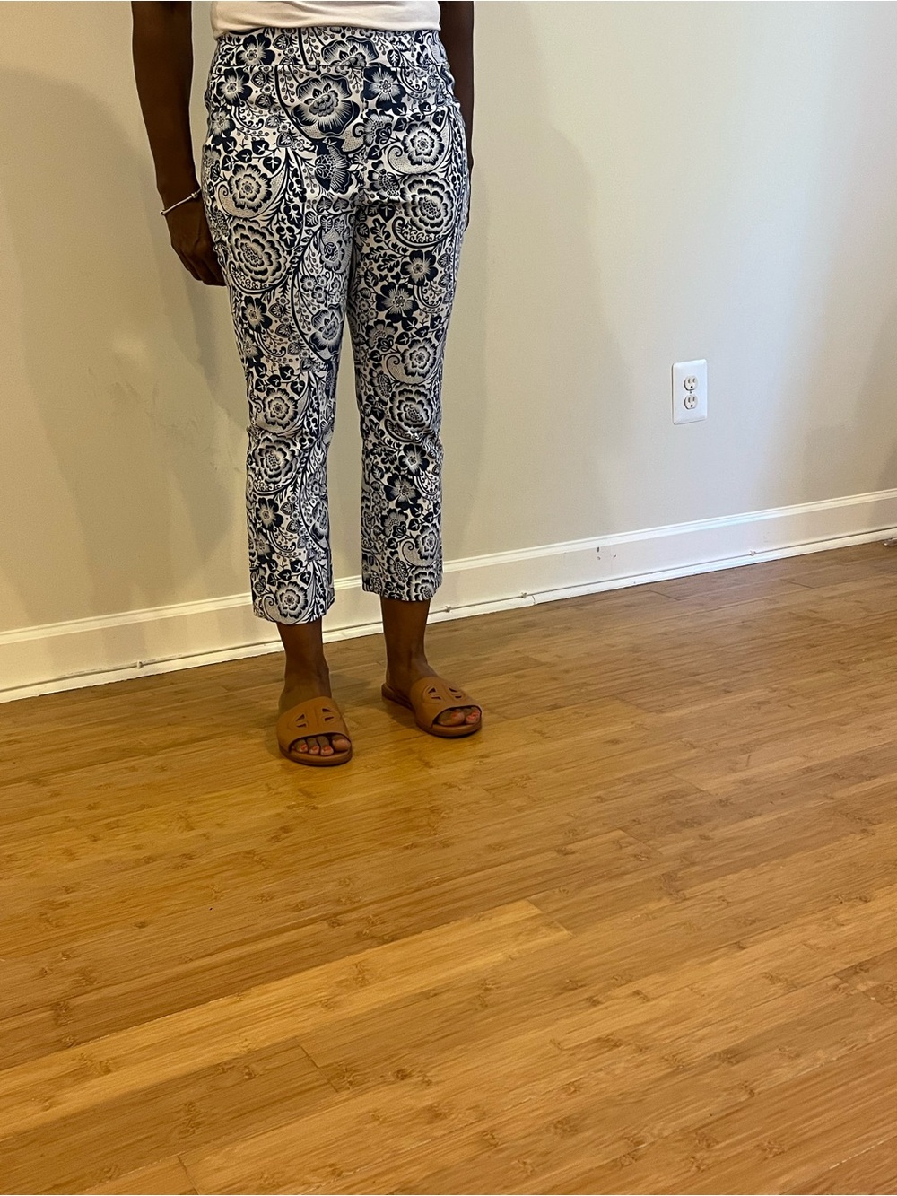 Tahari Navy & White Printed Cropped Pants